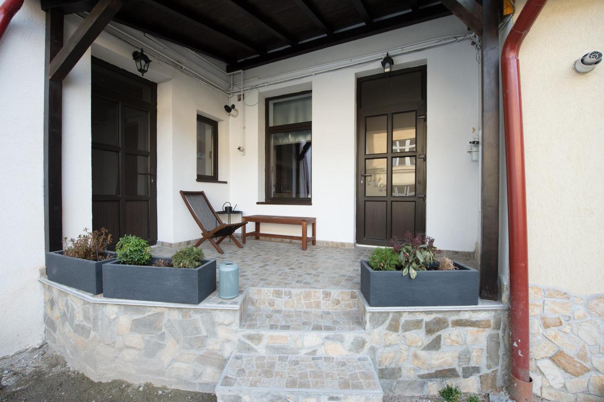 Lovely Brasov Flat With Patio And Mountain Views Экстерьер фото