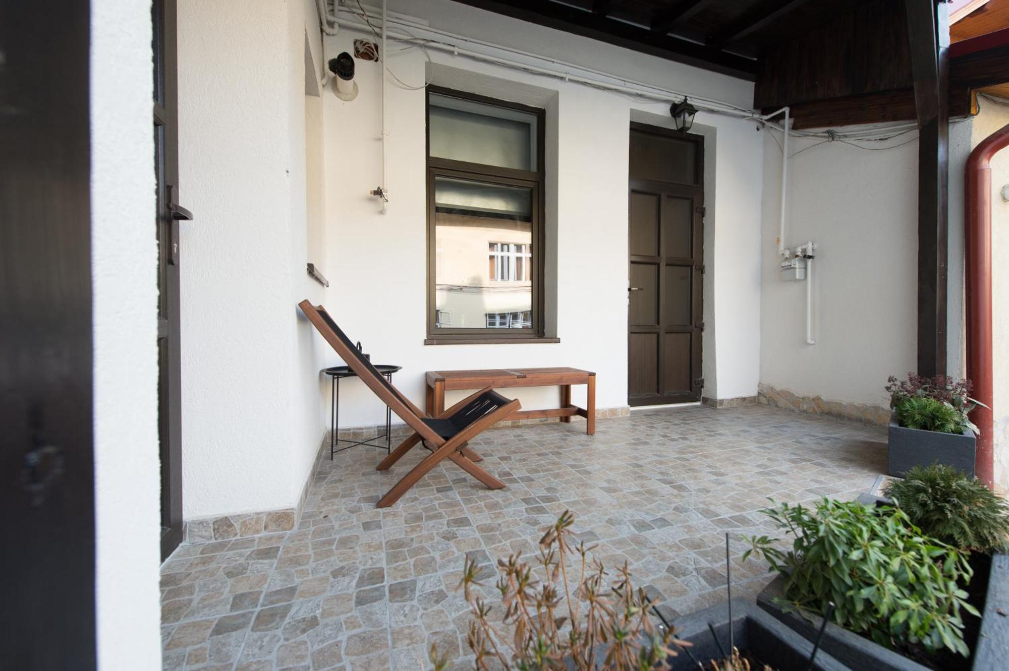 Lovely Brasov Flat With Patio And Mountain Views Экстерьер фото