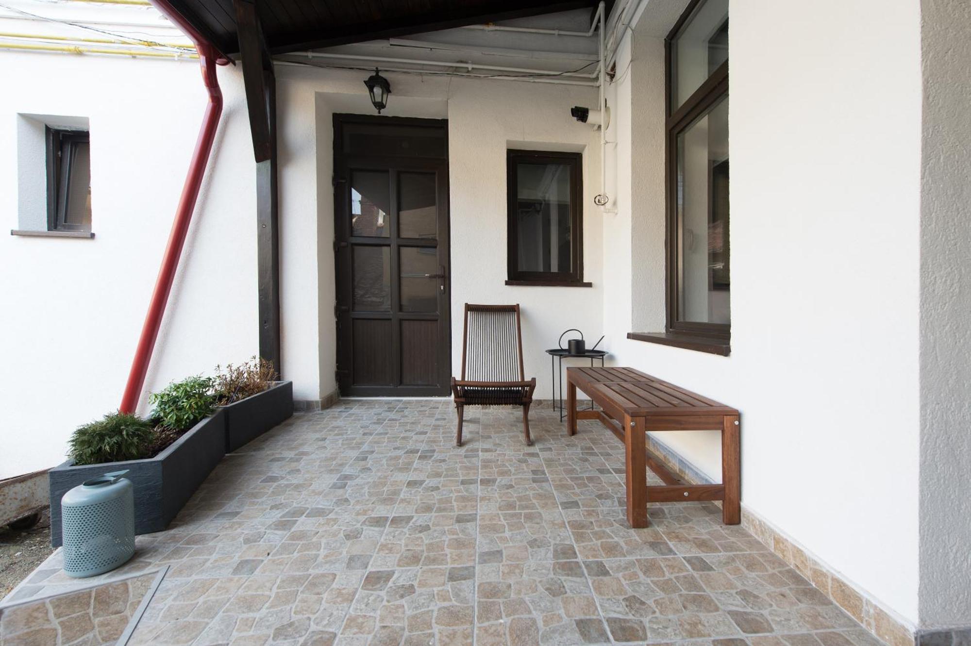 Lovely Brasov Flat With Patio And Mountain Views Экстерьер фото