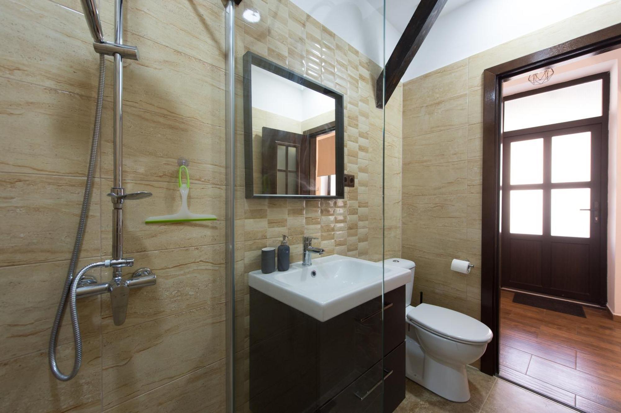 Lovely Brasov Flat With Patio And Mountain Views Экстерьер фото